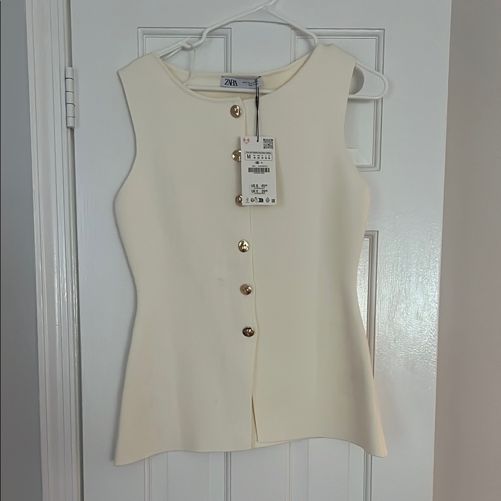 Zara Cream Fitted Buttoned Blouse with Gold Buttons 
Size: medium